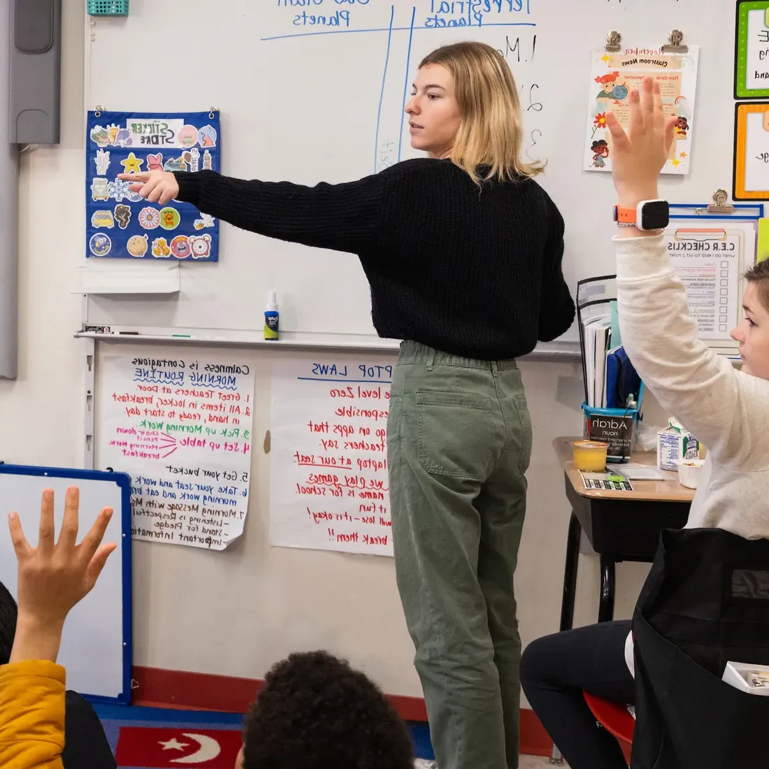 Student of the 教育学院 conducting field research in a classroom.